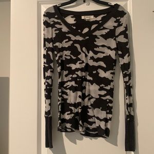 Women’s size medium Energie v neck camo long sleeve shirt